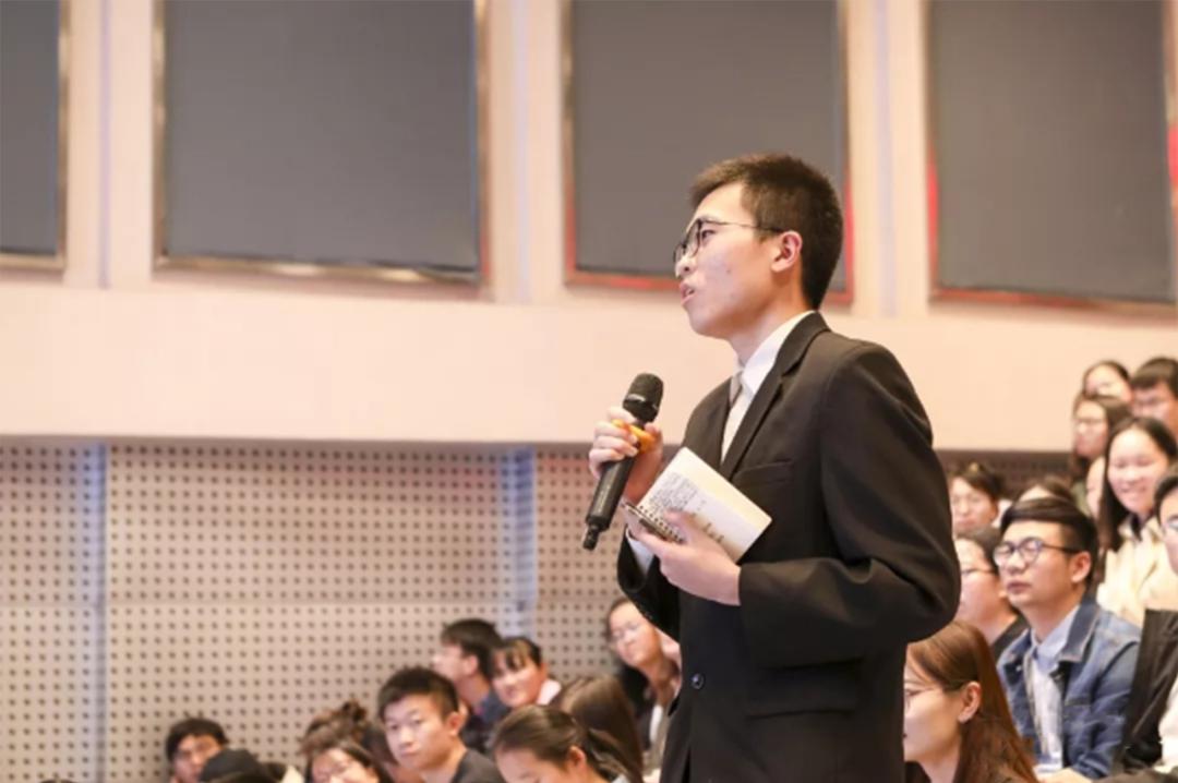 向优秀青年看齐,向优秀的人才们看齐的表现