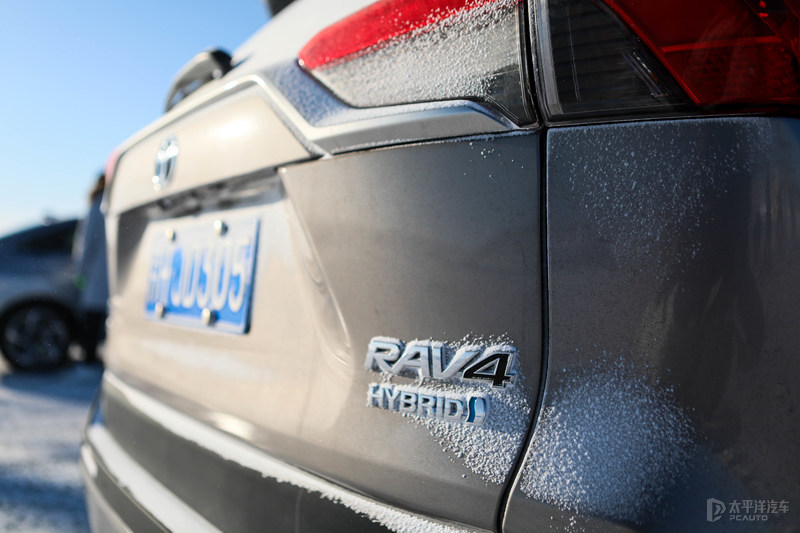 在冰天雪地里飙车,在冰路上飙车