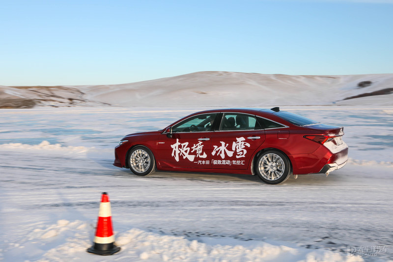 在冰天雪地里飙车,在冰路上飙车