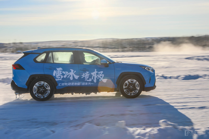 在冰天雪地里飙车,在冰路上飙车