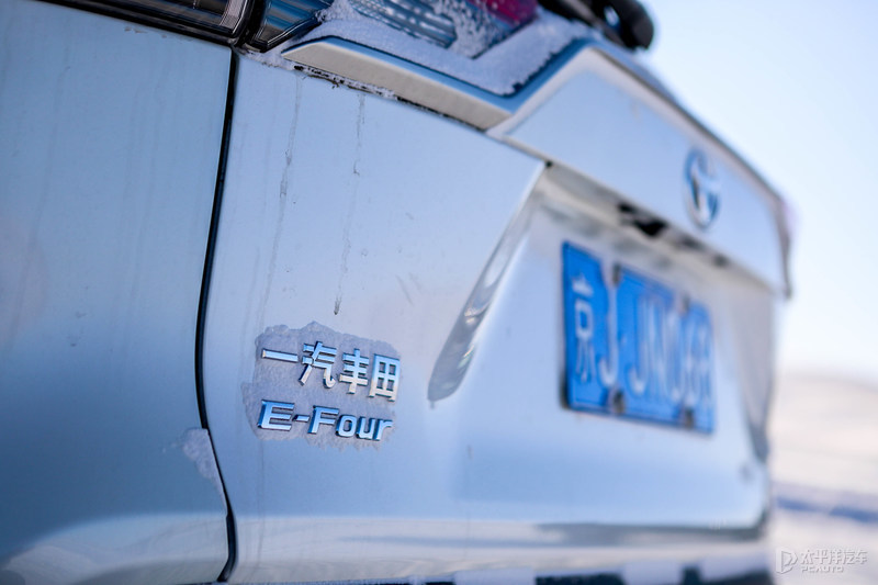 在冰天雪地里飙车,在冰路上飙车