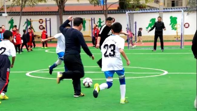 临洮县实验三小校园足球比赛,实验二小踢足球比赛直播