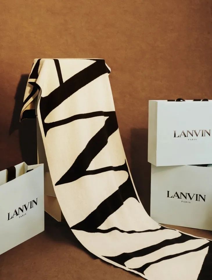 配饰狂|程潇的大牌围巾，logo特大但不显老