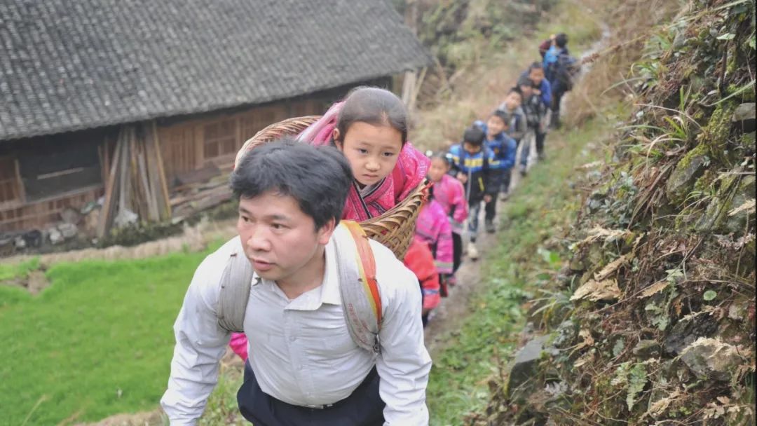 教师坚守初心牢记使命,不忘教师初心坚守三尺讲台