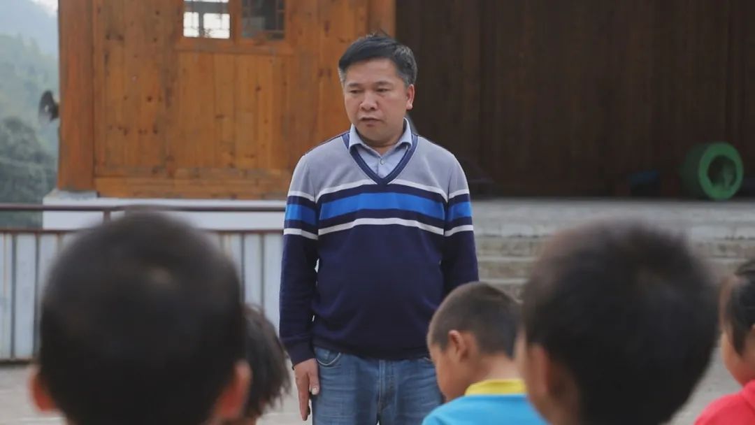 教师坚守初心牢记使命,不忘教师初心坚守三尺讲台