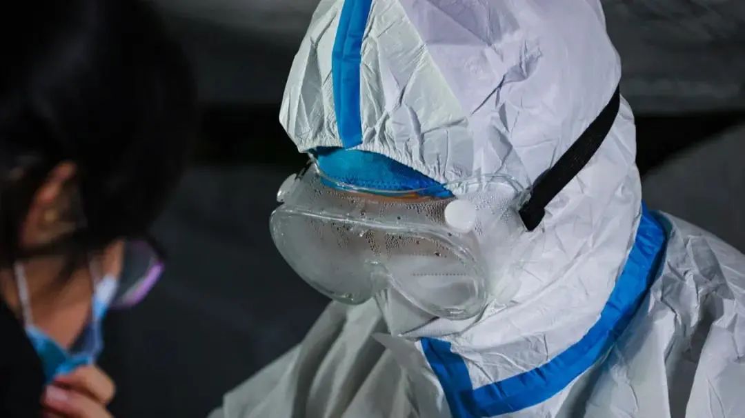 如果祖国有颜色那一定是中国红,如果战疫有颜色