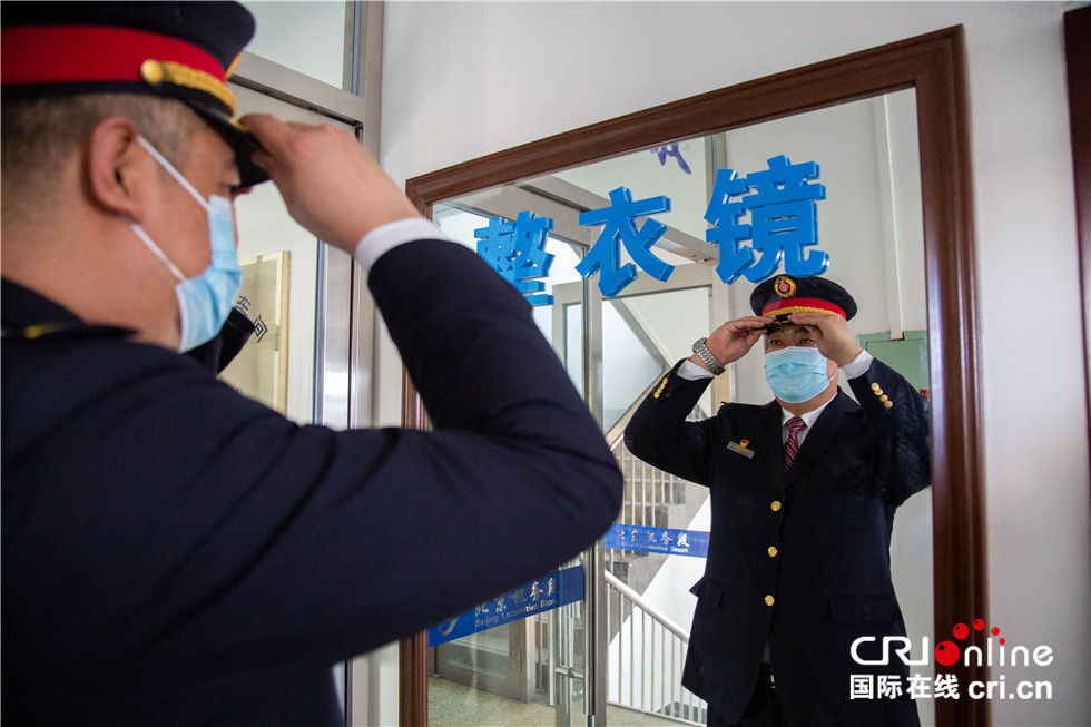 感受中国速度复兴号,新春走基层火车