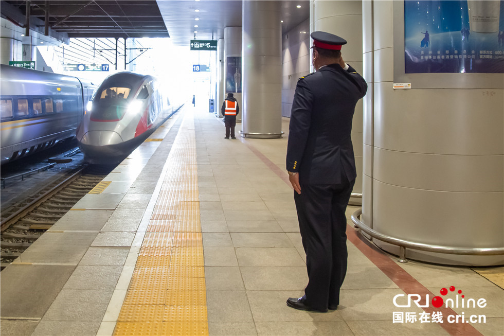 感受中国速度复兴号,新春走基层火车