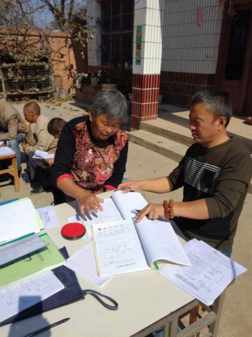 “泥脚子”踩出群众脱贫致富“新路子”记淳化县供电分公司驻耀贤村第一书记王宏建