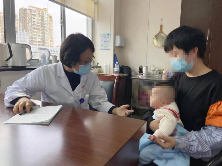 怎么防止宝宝歪脑袋睡导致斜颈,宝宝歪头和斜颈挂什么科