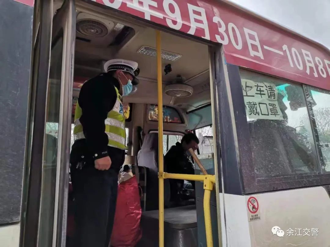 超员超载危害大生命珍贵莫儿戏,平安春运交警同行严守群众安全线