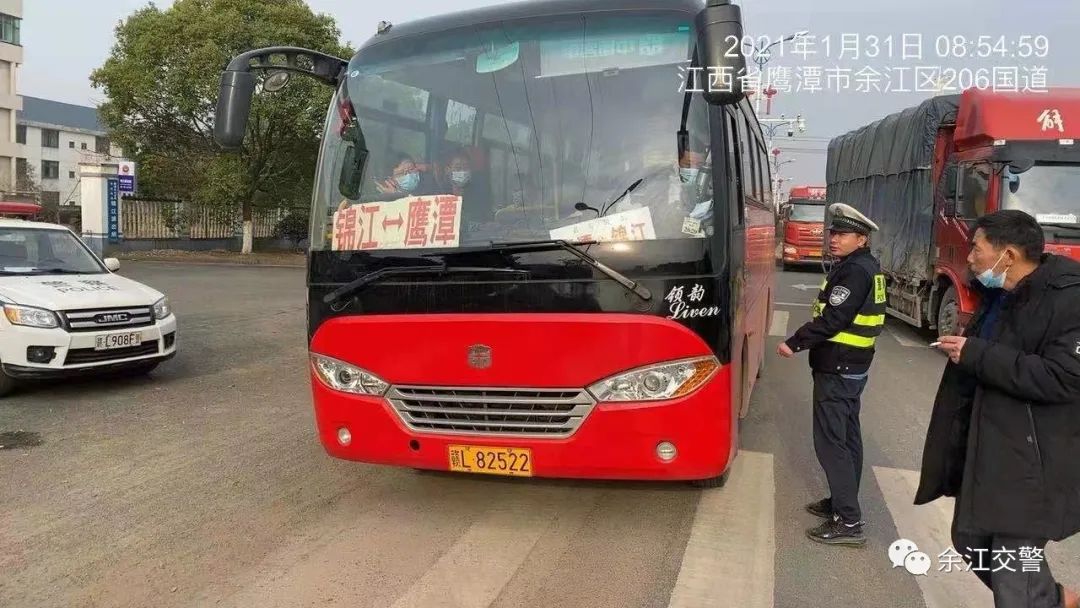 超员超载危害大生命珍贵莫儿戏,平安春运交警同行严守群众安全线