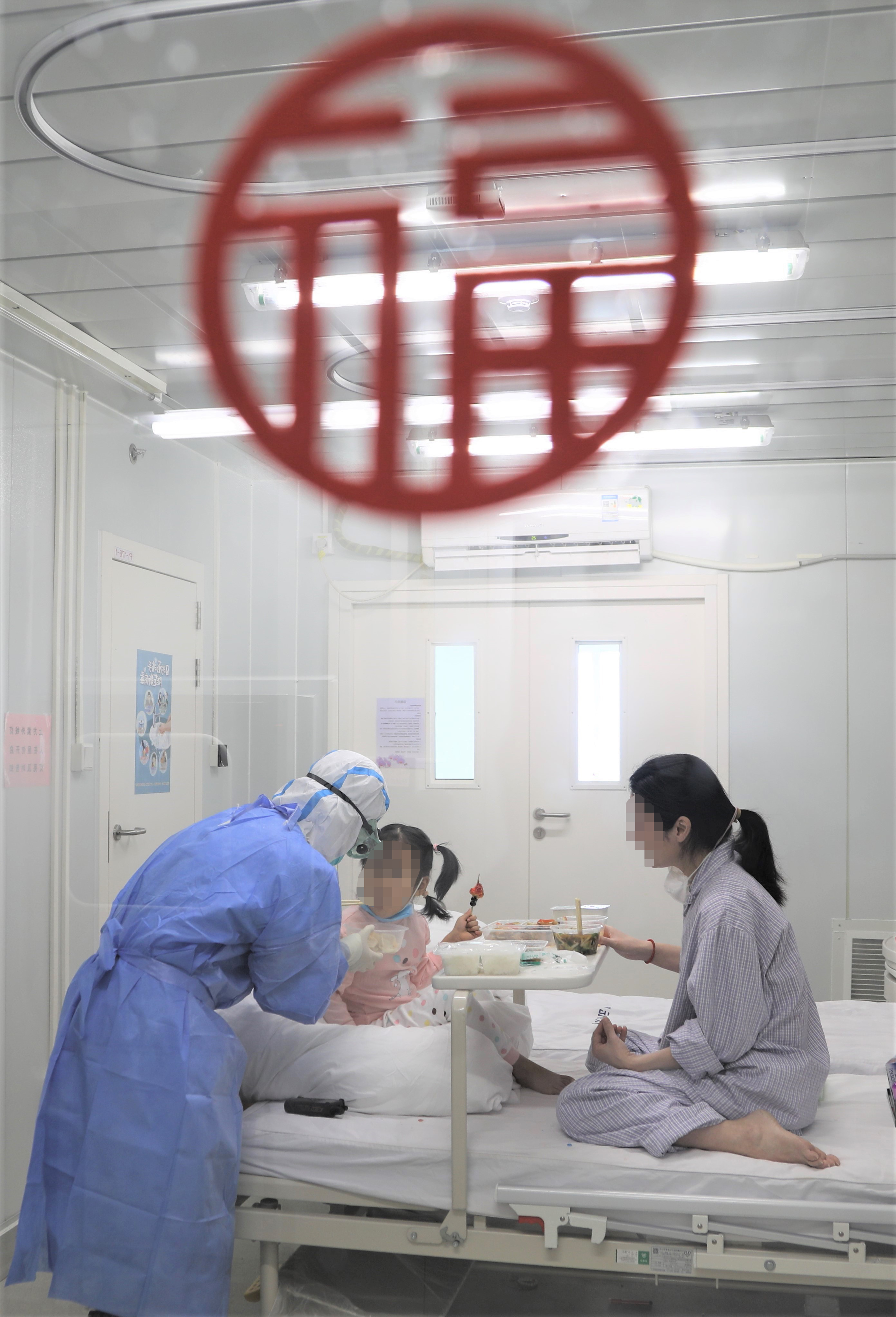 “一个拥抱,就是最好的‘治疗剂’”——应急隔离区的别样小年