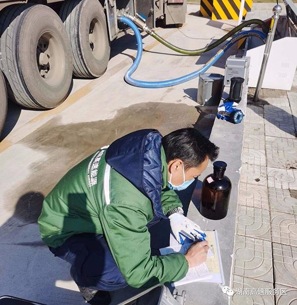 春运一线旅途中这些画面暖心,春运出行路上湖南交通人暖心守护