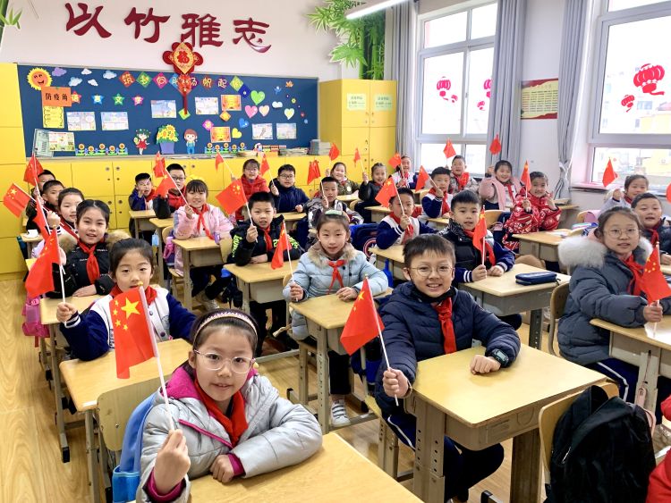 岛城学子“犇”向新学期，开学第一课传递满满正能量