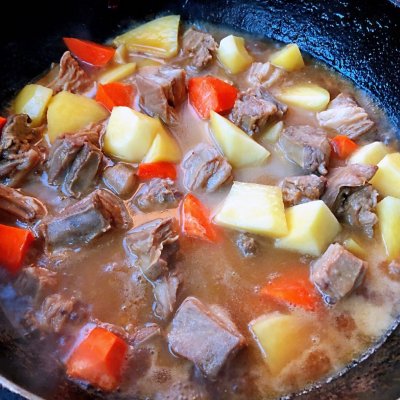 红烧羊肉前腿最好吃的做法,老东北美食红烧羊肉的做法