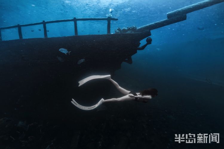 半岛聚焦丨今天我是你：女记者变身美人鱼，“变美”并不容易