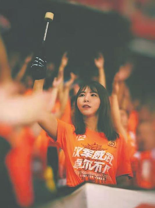 “橙”风破浪，球场边的靓丽风景线