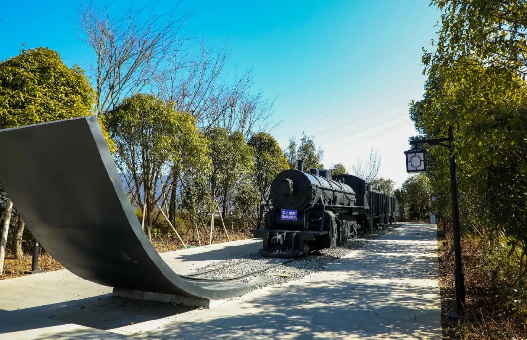 勇立潮头续写华章,勇立潮头继往开来