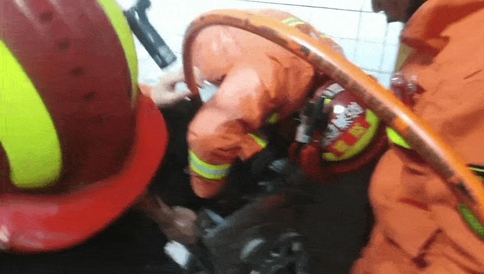 什么？手又双叒叕被夹了，看消防员如何施救