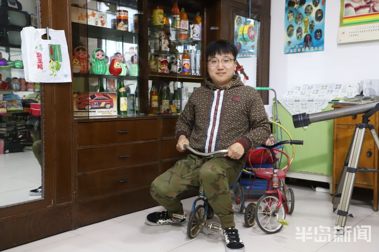 百味人生丨一箱过期方便面能卖3600！青岛小伙攒出“80后时光机”，收藏近6000件老物件