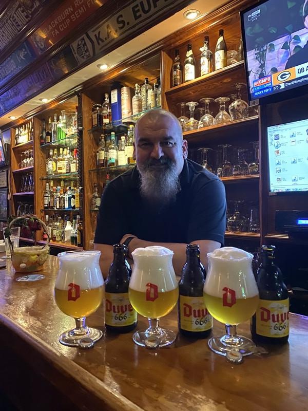 武汉酒吧里有个比利时老板：在汉21年，天天都开心，带头打疫苗