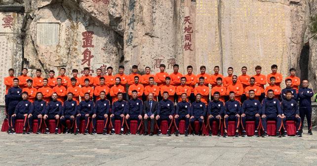 新赛季备战冲战神准备,泰山队登泰山祈福新赛季
