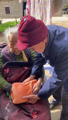 孙女和爷爷感动视频,孙女拍下95岁爷爷的一天