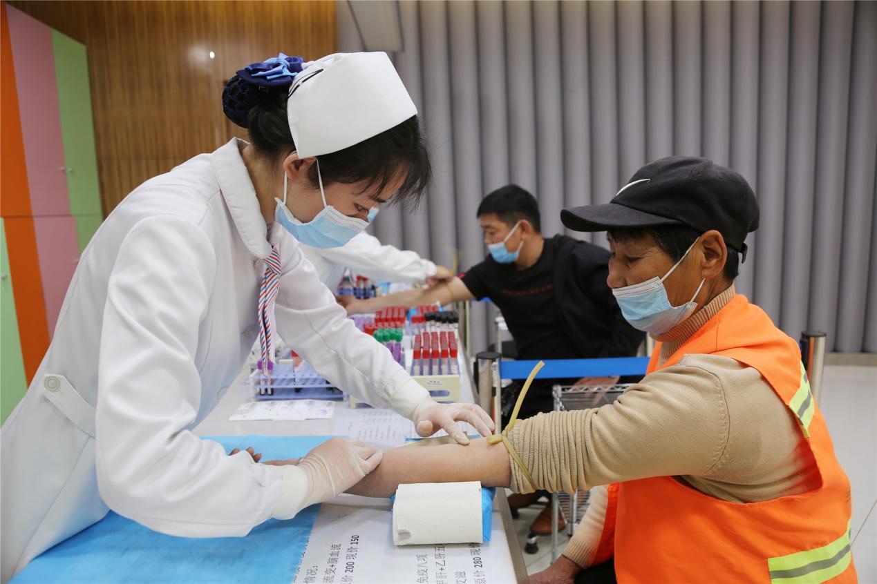 南阳同城商业联盟开展公益爱心活动：免费为环卫工体检