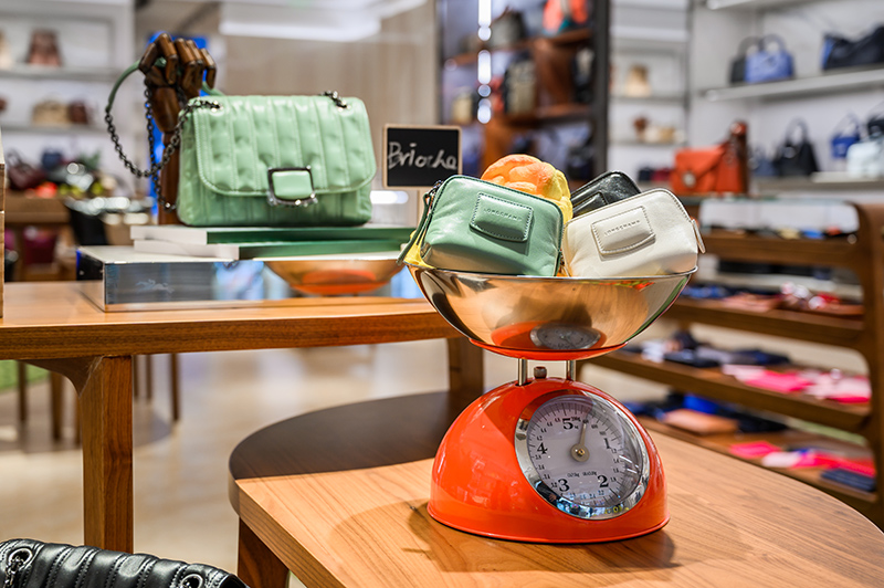 今日消费资讯：Longchamp南京德基广场精品店重装开业、安踏推出全新氢跑鞋ZERO