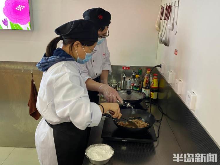 妈妈的味道！这所大学设公益厨房，学生下厨亲手做家乡菜