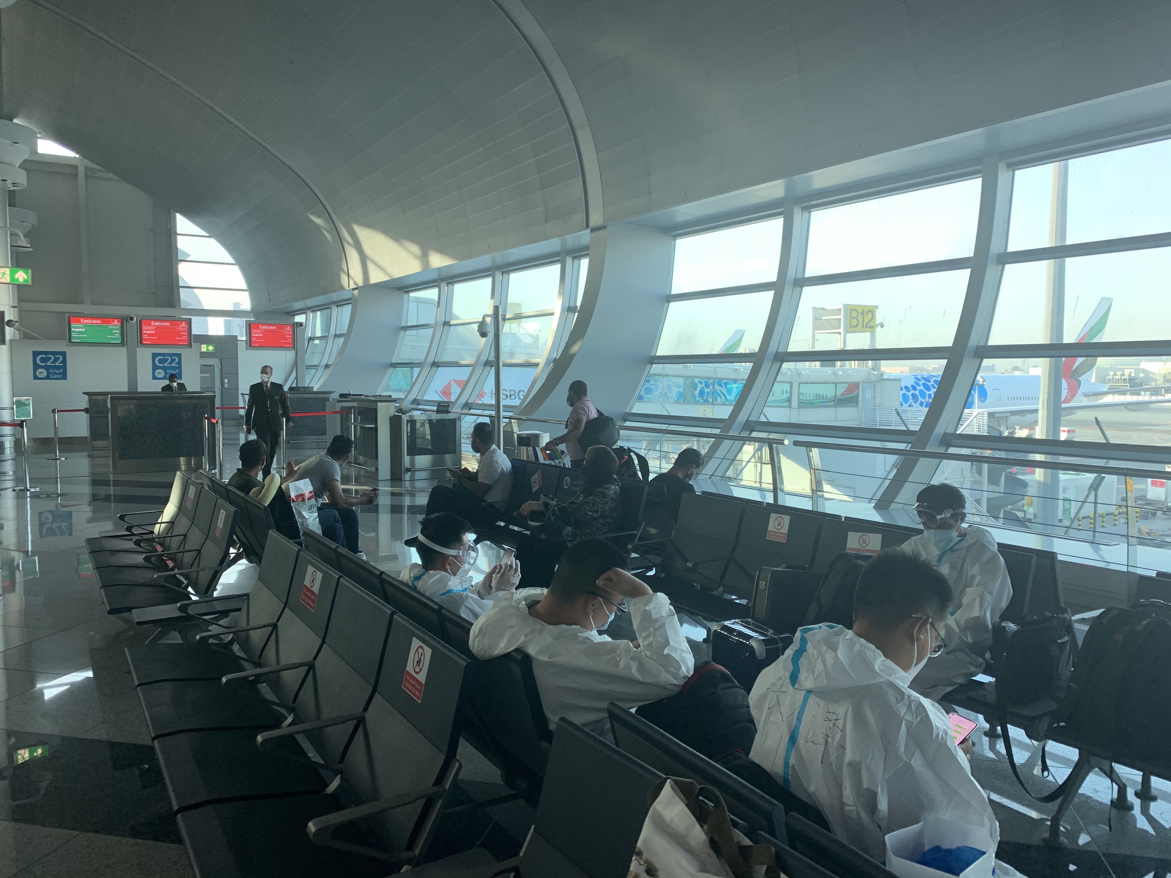 记者手记|为了工作生活,疫情中他们逆行奔赴海外……