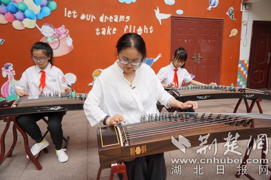 唱响校园之歌争做阳光少年,师生同唱教育歌