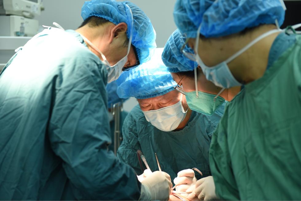 嚼槟榔舌头疼是舌癌吗,小伙吃槟榔舌头溃疡怎么办