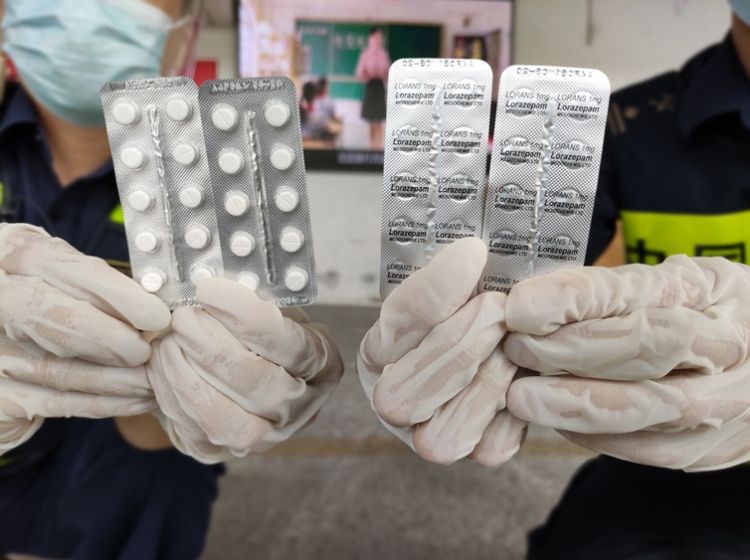 腰缠违禁药物玉器奢侈品,深圳海关近期频频查获货车司机“人肉”带货