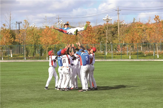 棒垒球比赛接本垒打现场,2021山东威海棒垒球