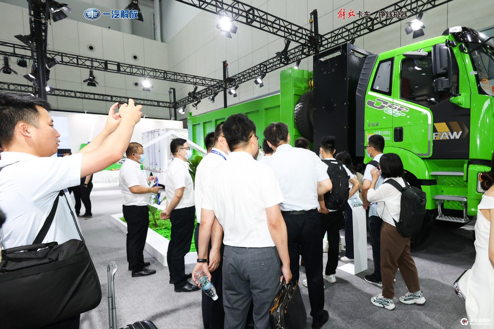 驭势创领共筑蓝途！一汽解放携5款新车参加南京第34届世界电动车展