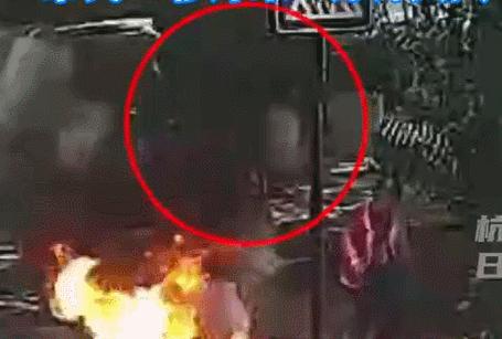 电动车三元锂电池爆燃视频,锂电池电动车爆燃视频