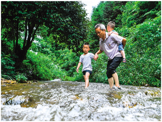 35年的坚守！满头的白发“小吴老师”已经55岁了，脸上写满了温柔