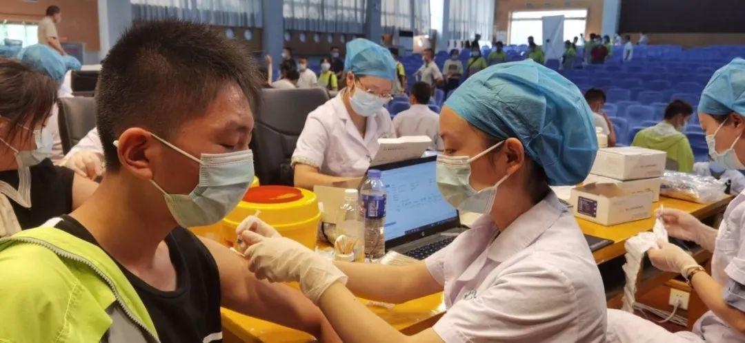 四川德阳市直属学校首批3200名12-17周岁学生接种疫苗