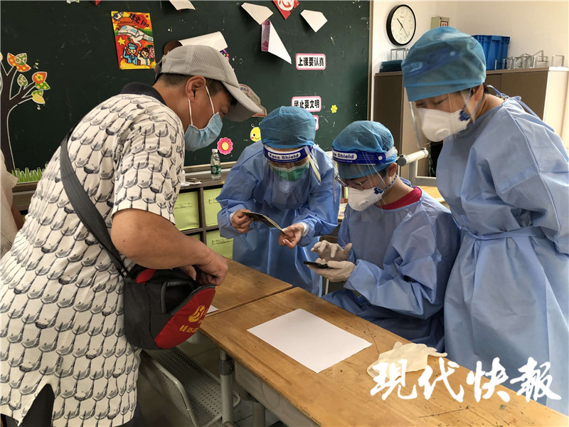 每天接几十个防疫电话,每天坚持封闭小区消毒的志愿者们