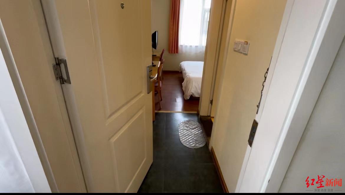 女住客独自登记入住，陪同男性能补办一张房卡吗？我们暗访了三家酒店，有一家两分钟就给办了