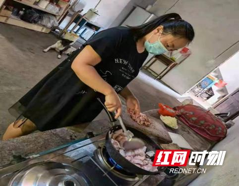 战疫一线铿锵玫瑰展巾帼风采,疫情防控红色娘子军