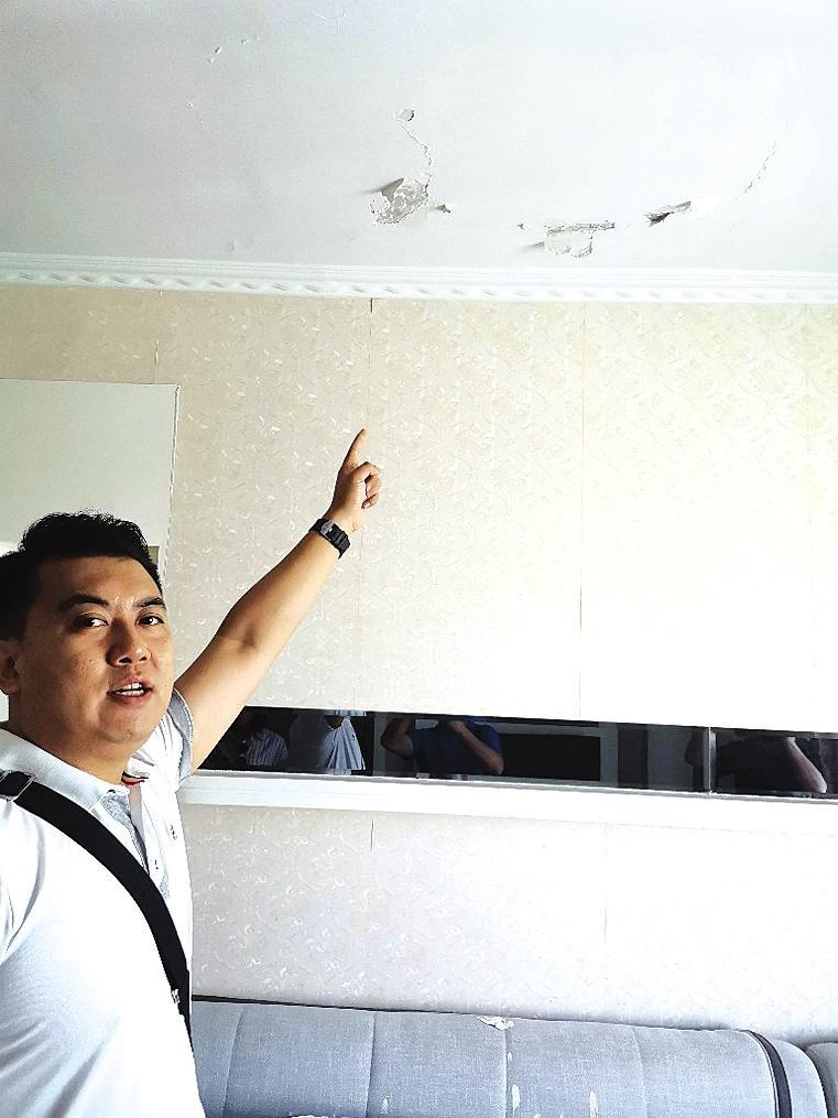 楼上水管爆裂楼下住户遭殃,楼上邻居水阀爆裂楼下被淹