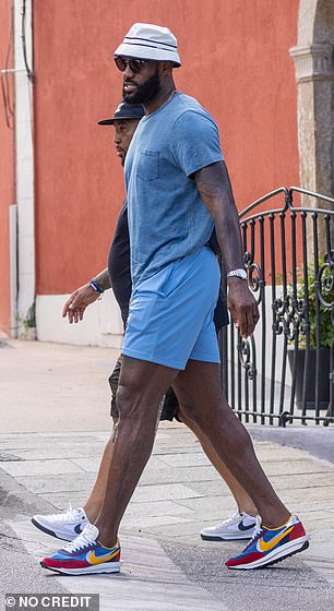 享受生活！媒体晒詹姆斯前天在科西嘉岛品尝冰淇淋度假照