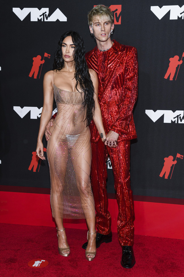 VMA万人参与明星无罩上阵！梅根福克斯「内衣薄纱」黏男友亮相