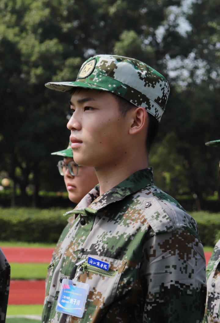 军训中想念父母的同学们,在学校军训回家的学生