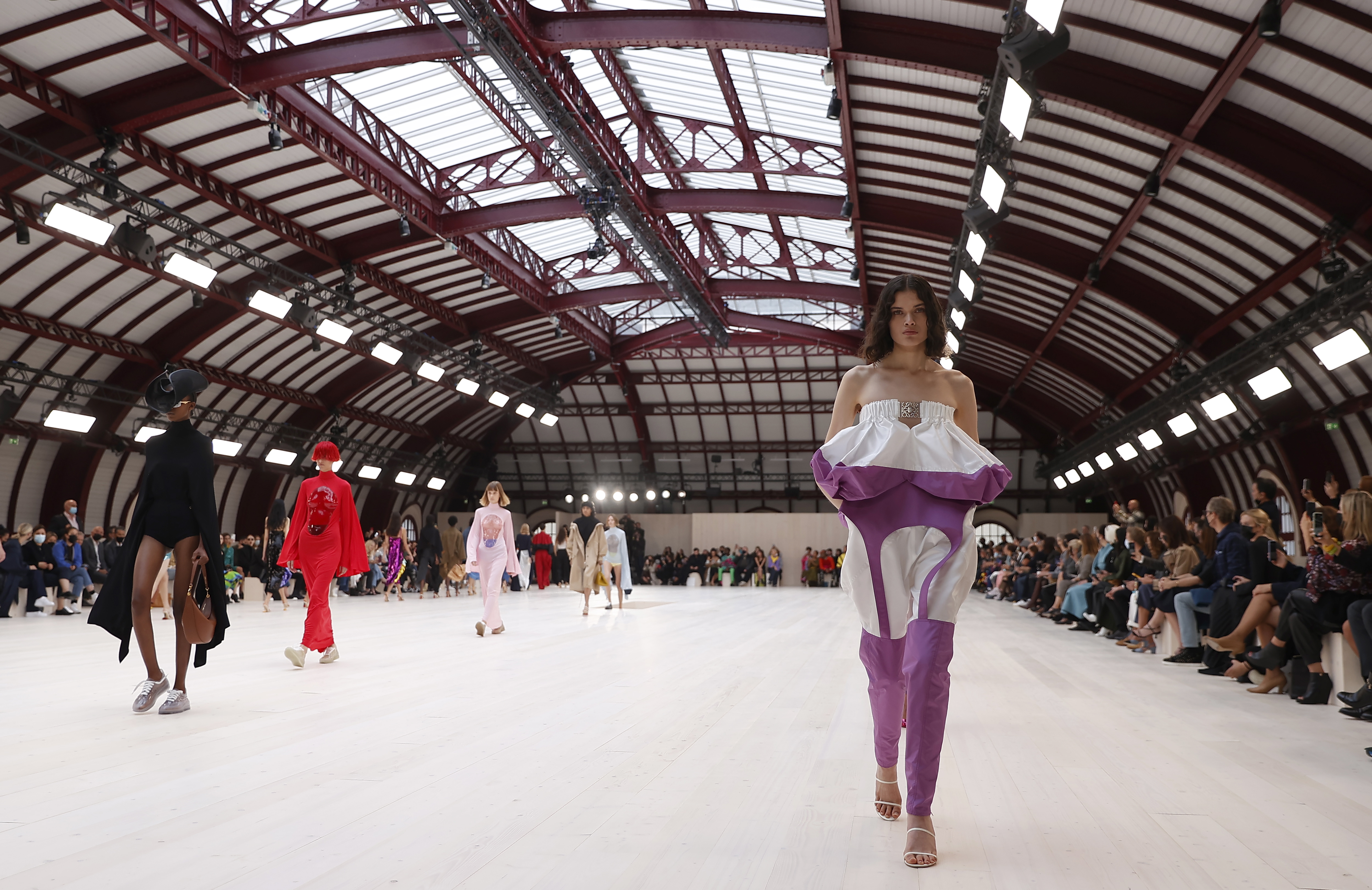 巴黎时装周罗意威场地,吴磊罗意威巴黎看秀