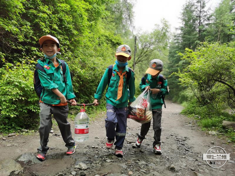 野外生存课展示野外生存技巧,野外生存技能培训班