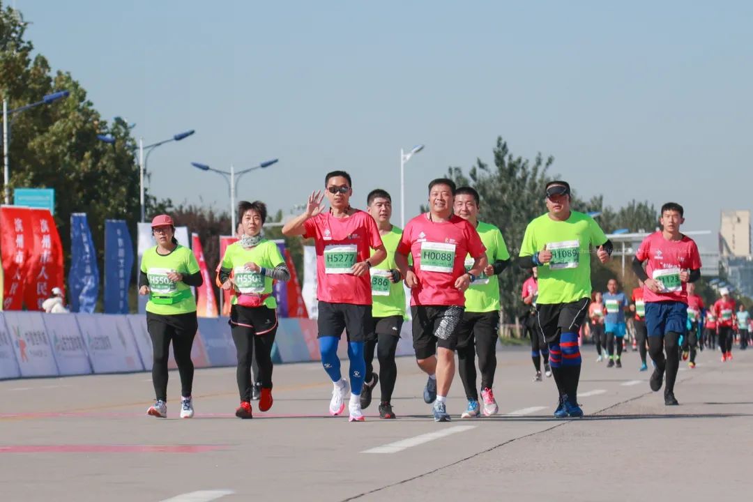 滨州黄河国际马拉松比赛,2019滨州黄河风情带马拉松赛开跑